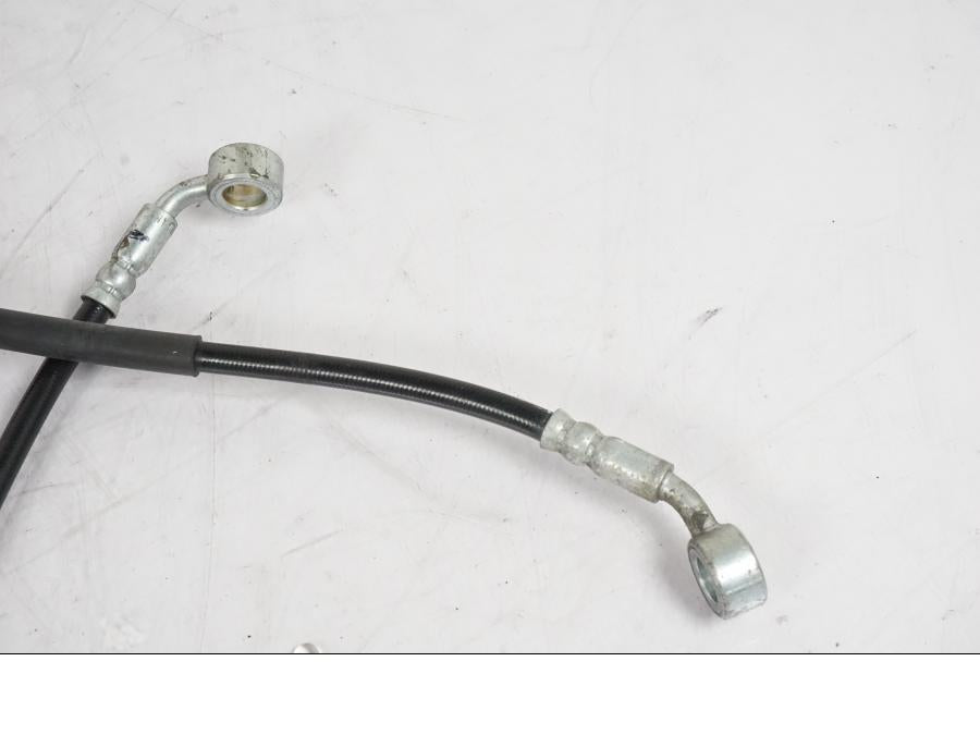 Vänster sida på Bromsledning från en KTM 390 Duke -2018 motorcykel.