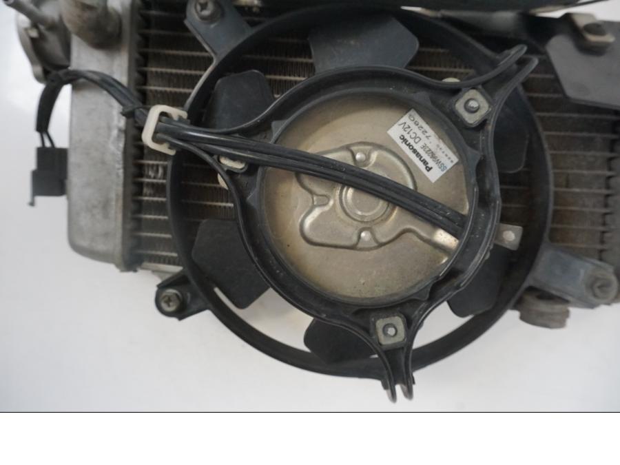 Snett nerifrån på Vattenkyl från en Honda XL 1000 V -2008 motorcykel.