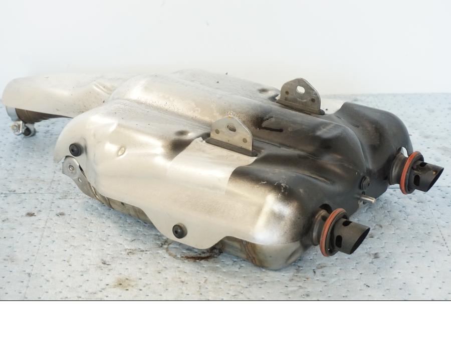 Baksidan på Ljuddämpare från en Suzuki GSX 1300 BK -2008 motorcykel.