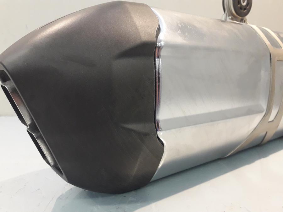 Höger sida på Ljuddämpare från en BMW R 1200 GS -2014 motorcykel.