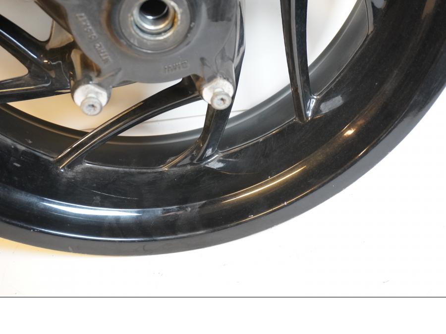 Höger sida på Fälg från en BMW F 800 R -2011 motorcykel.