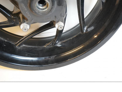 Höger sida på Fälg från en BMW F 800 R -2011 motorcykel.