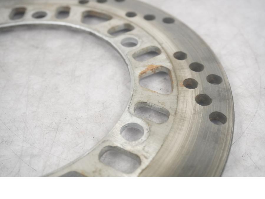 Vänster sida på Bromsskiva från en Kawasaki GPX 600 -1993 motorcykel.