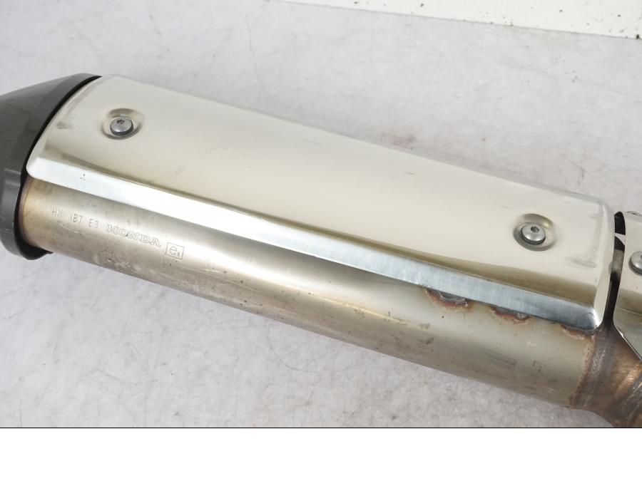 Vänster sida på Ljuddämpare från en Honda XL 1000 V -2008 motorcykel.