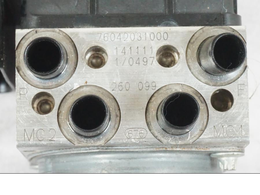 Snett uppifrån på ABS Modulator från en KTM 690 Duke -2015 motorcykel.