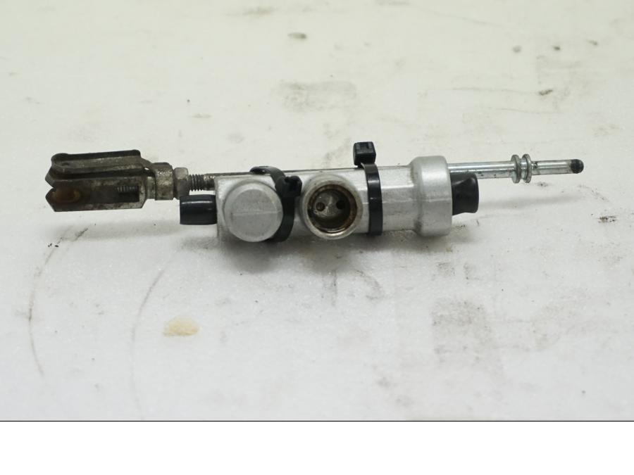 Framsidan på Bromshuvudcylinder från en Aprilia SL 750 Shiver -2008 motorcykel.