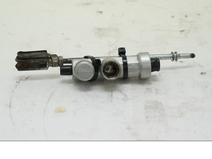 Framsidan på Bromshuvudcylinder från en Aprilia SL 750 Shiver -2008 motorcykel.