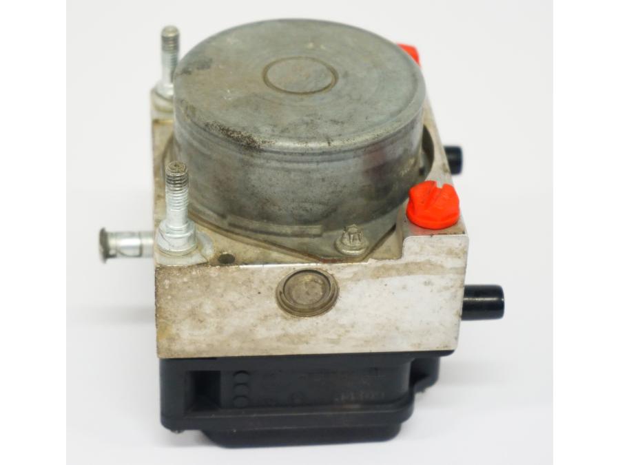 Baksidan på ABS Modulator från en BMW G 650 GS -2011 motorcykel.