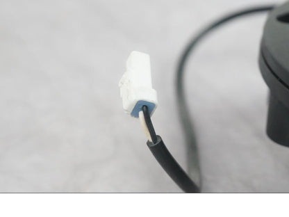 Snett uppifrån på Bensintanklucka från en KTM 1290 Super Duke R -2022 motorcykel.