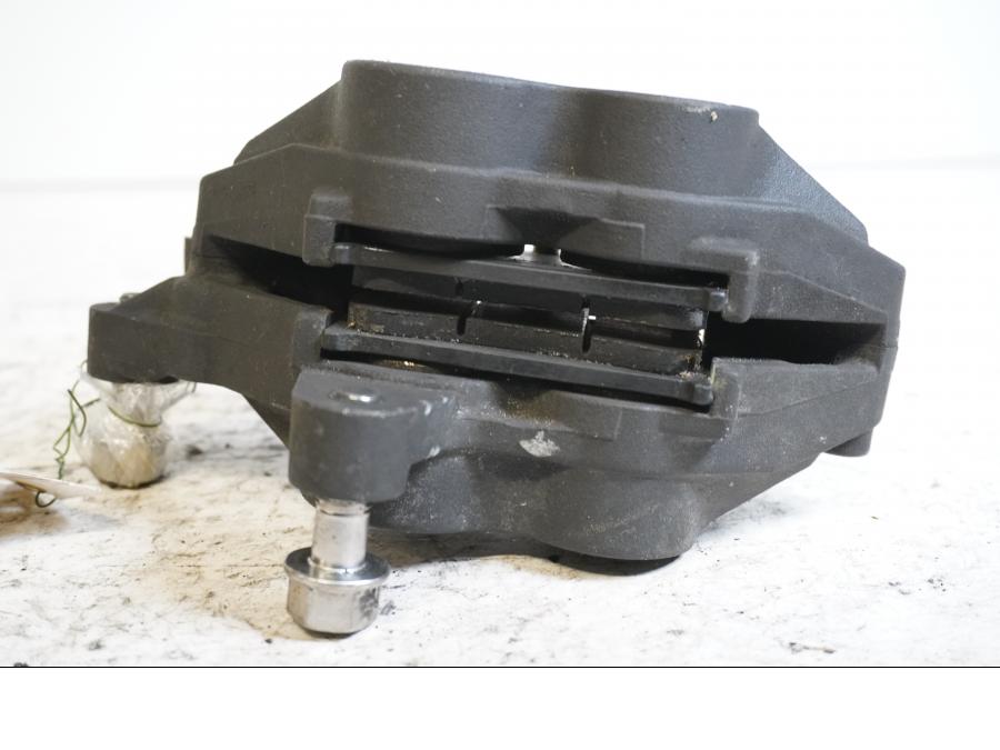 Höger sida på Bromsok från en Triumph Daytona 600 -2003 motorcykel.