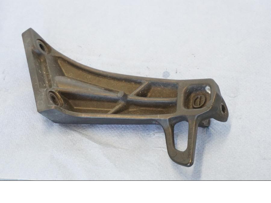 Baksidan på Fotpinnefäste från en Suzuki GSX 1300 BK -2008 motorcykel.