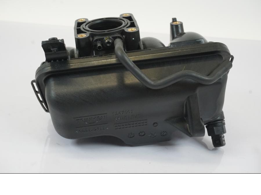 Höger sida på Insprutningsrör från en Triumph Trident -2021 motorcykel.