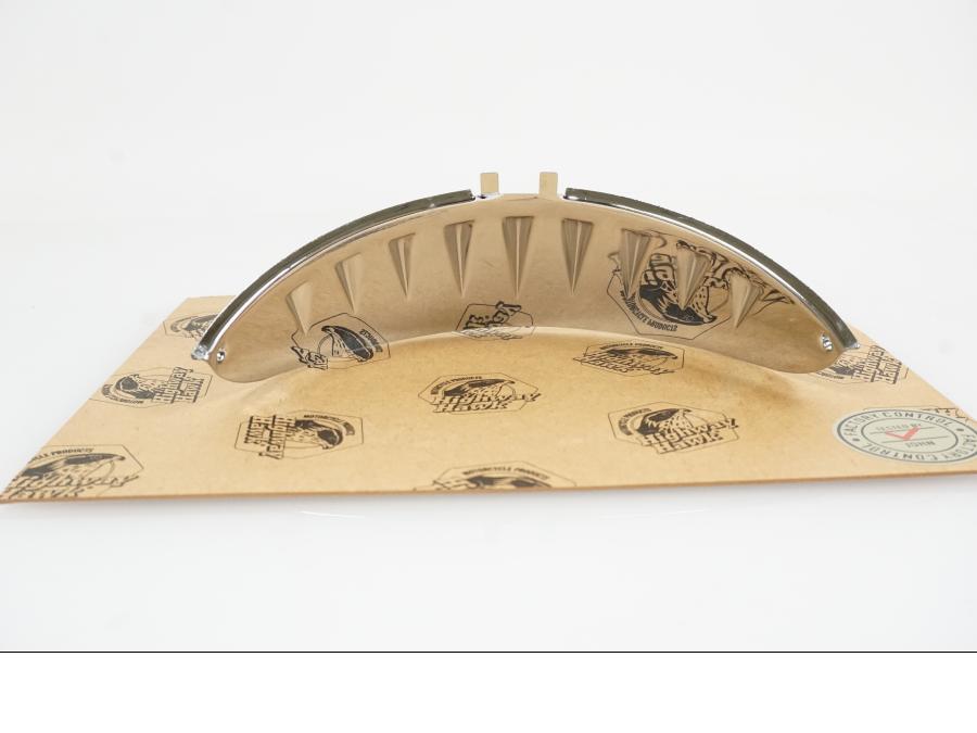 Snett nerifrån på Strålkastarsarg från en Universal Universal -2020 motorcykel.