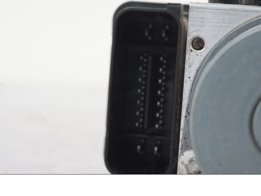 Vänster sida på ABS Modulator från en Suzuki GSX-S 1000 -2017 motorcykel.