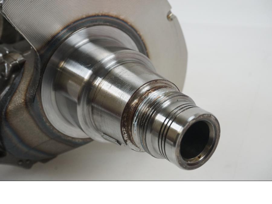 Snett uppifrån på Vevaxel från en KTM 1290 Super Duke R -2021 motorcykel.