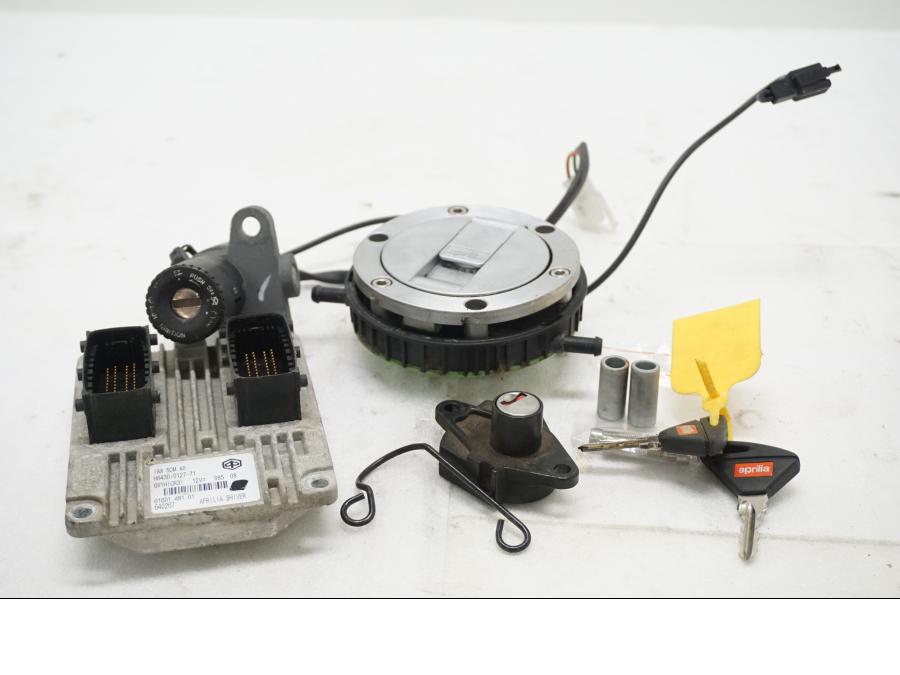 Framsidan på Låssats från en Aprilia SL 750 Shiver -2008 motorcykel.