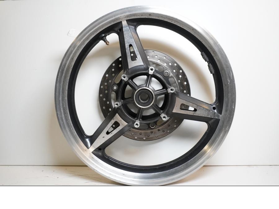 Framsidan på Fälg från en Yamaha XV 1700 -2003 motorcykel.