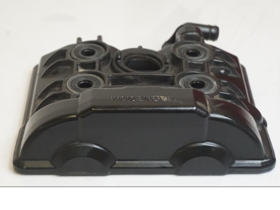 Vänster sida på Ventilkåpa från en KTM 1190 Adventure -2015 motorcykel.