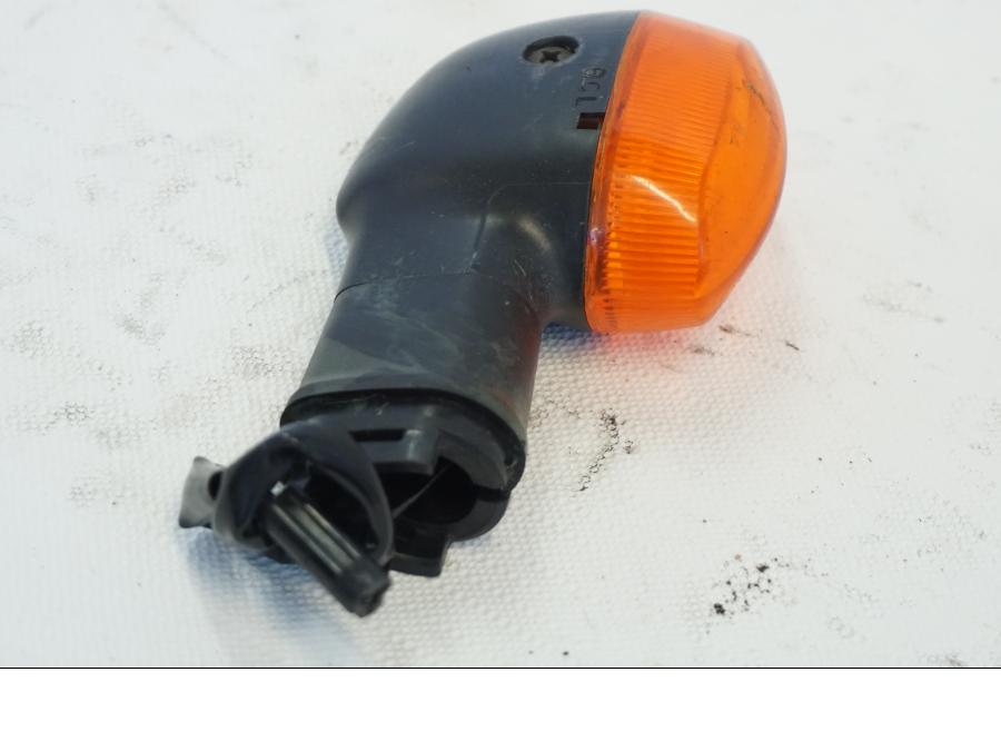 Snett uppifrån på Blinkers från en Yamaha YZF R6 -2006 motorcykel.