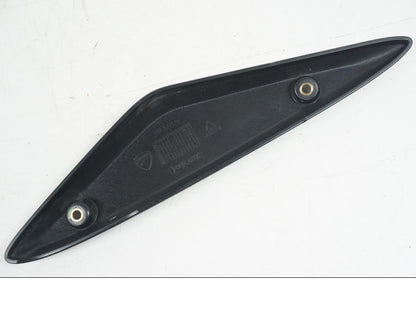 Höger sida på Sidkåpa från en Ducati Hyperstrada -2013 motorcykel.