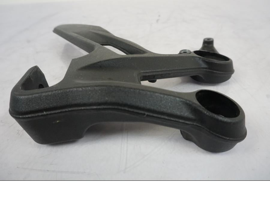 Vänster sida på Fotpinnefäste från en KTM 790 Duke -2019 motorcykel.