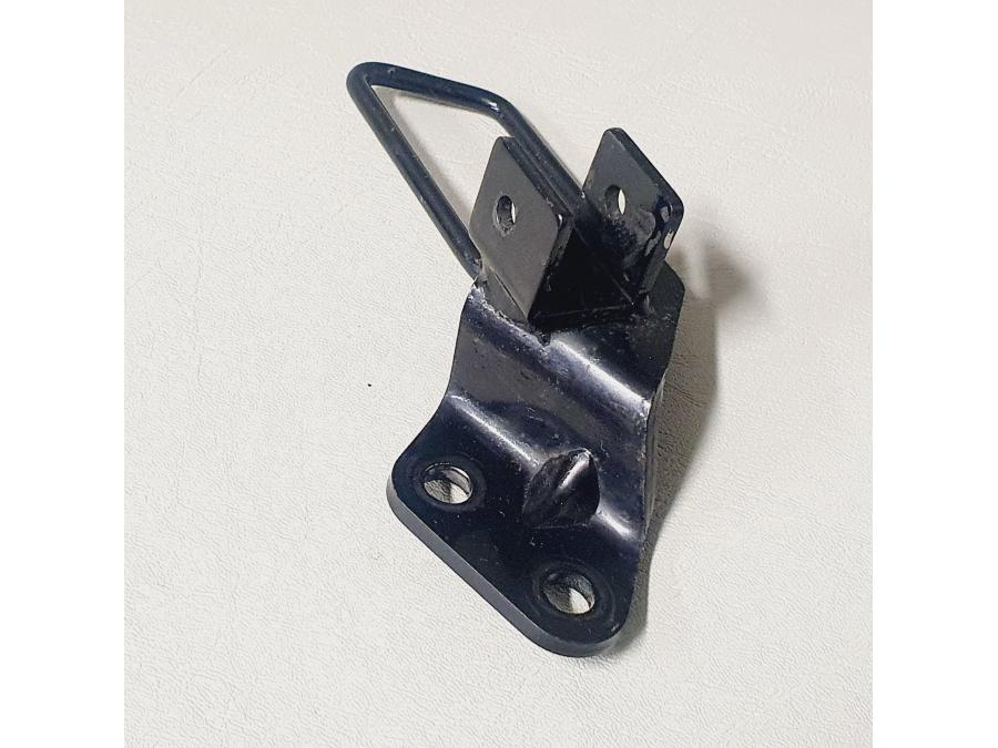 Baksidan på Fotpinnefäste från en Suzuki VL 800 -2001 motorcykel.