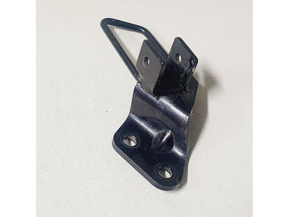 Baksidan på Fotpinnefäste från en Suzuki VL 800 -2001 motorcykel.