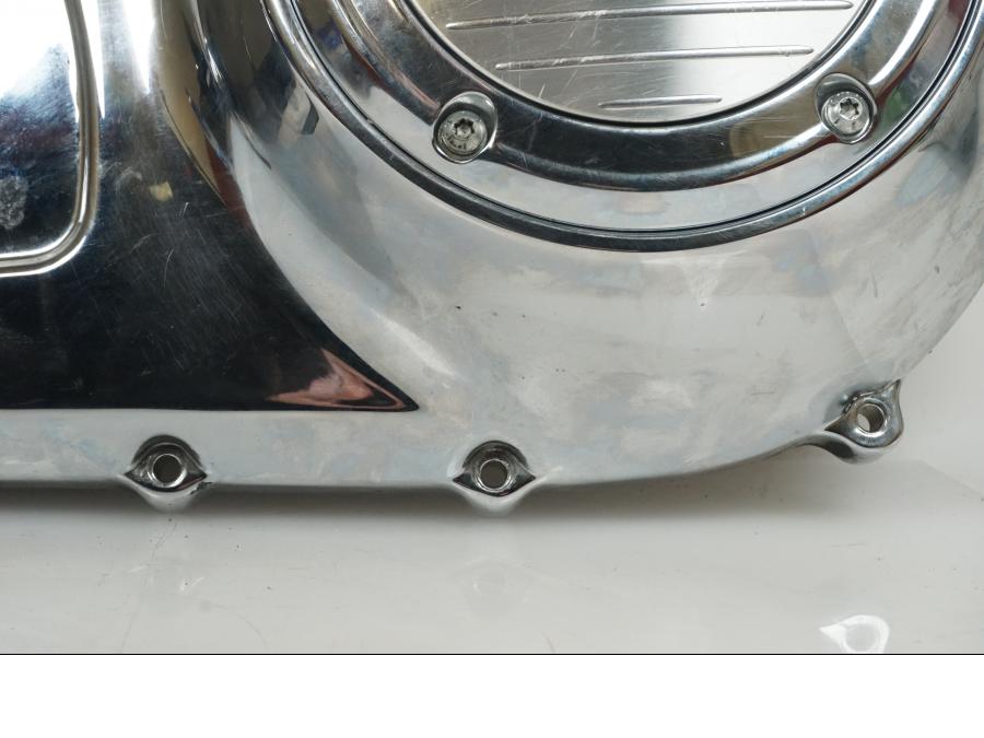 Snett nerifrån på Generatorkåpa från en H-D Touring Street Glide FLHX -2013 motorcykel.