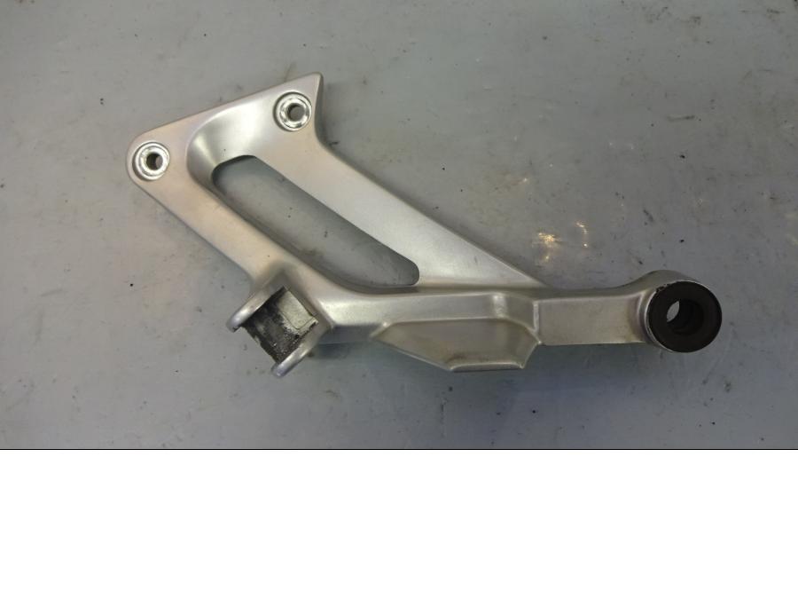 Framsidan på Fotpinnefäste från en Yamaha FJR 1300 -2003 motorcykel.