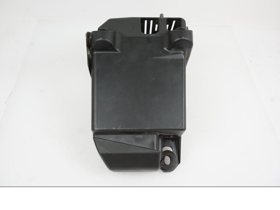 Snett uppifrån på Batterihållare från en Ducati Monster 1200 -2016 motorcykel.