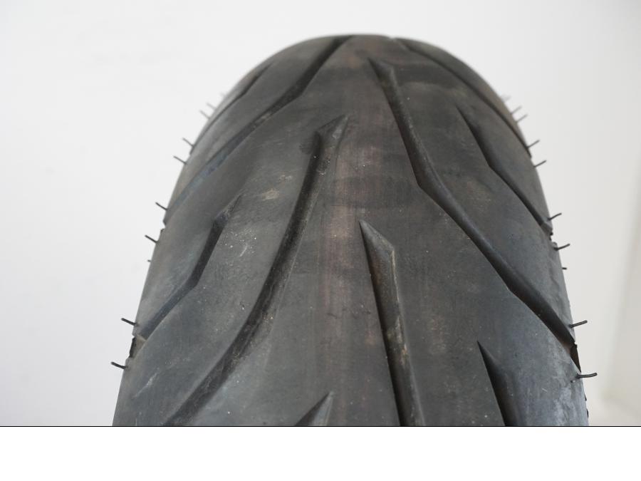 Extrabild1 på <p>Begagnad däck av märket Dunlop och modell Arrowmax StreetSmart.</p>

<p>Märke från inbromsning se bild.</p>

<p>Dimension 130/70-17 M/C 62H. </p>

<p>Mönsterdjup ca: 5,10mm.</p>

<p>Mönsterdjup yttre kant ca: 5,50mm.</p>

<p>Tillv: vecka 40 år 2018.</p> moped.