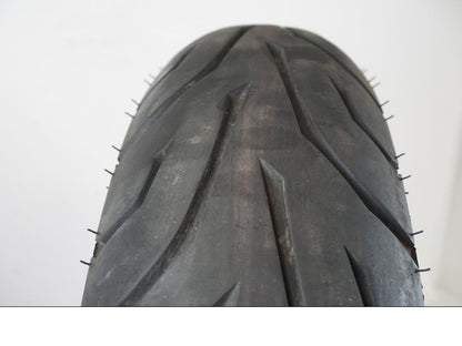 Extrabild1 på <p>Begagnad däck av märket Dunlop och modell Arrowmax StreetSmart.</p>

<p>Märke från inbromsning se bild.</p>

<p>Dimension 130/70-17 M/C 62H. </p>

<p>Mönsterdjup ca: 5,10mm.</p>

<p>Mönsterdjup yttre kant ca: 5,50mm.</p>

<p>Tillv: vecka 40 år 2018.</p> moped.
