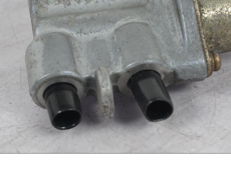 Höger sida på Bromsfördelare från en Honda CBR 1100 XX -1999 motorcykel.