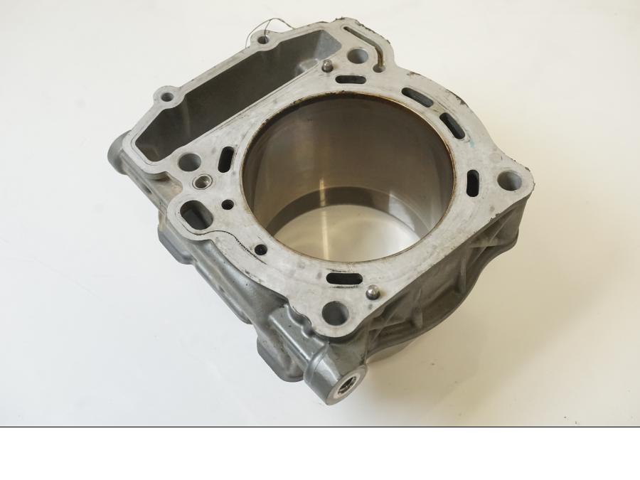 Vänster sida på Cylinder från en KTM 1190 Adventure -2015 motorcykel.