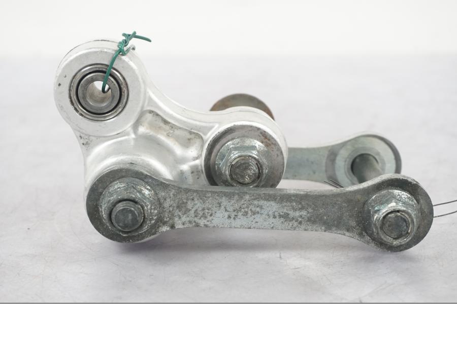 Baksidan på Stötdämparlänkage från en Suzuki SV 650 -1999 motorcykel.