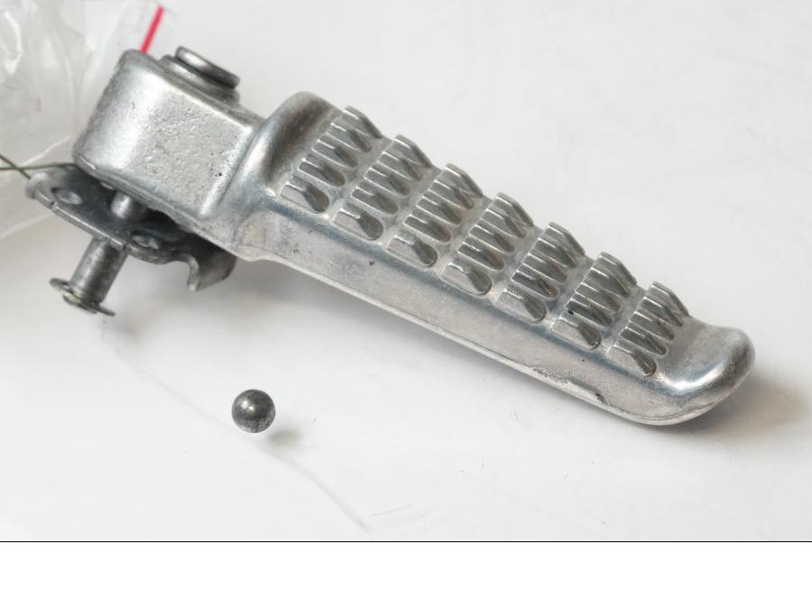 Framsidan på Fotpinne från en Kawasaki ZZ-R 1400 -2010 motorcykel.