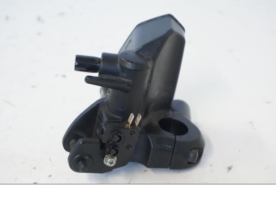 Snett nerifrån på Bromshuvudcylinder från en Kawasaki ER-6N -2012 motorcykel.