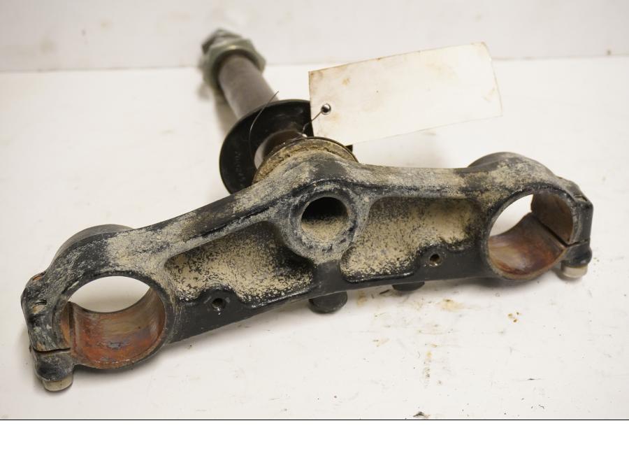 Baksidan på Gaffelkrona från en Triumph Tiger -2002 motorcykel.