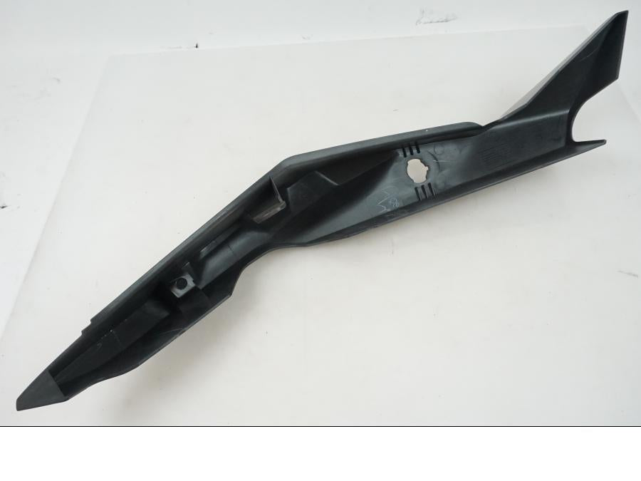 Vänster sida på Bakvinge från en BMW G 310 GS -2016 motorcykel.