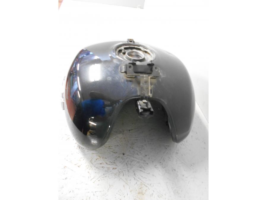 Snett uppifrån på Bensintank från en Suzuki VZ 1600 -2004 motorcykel.