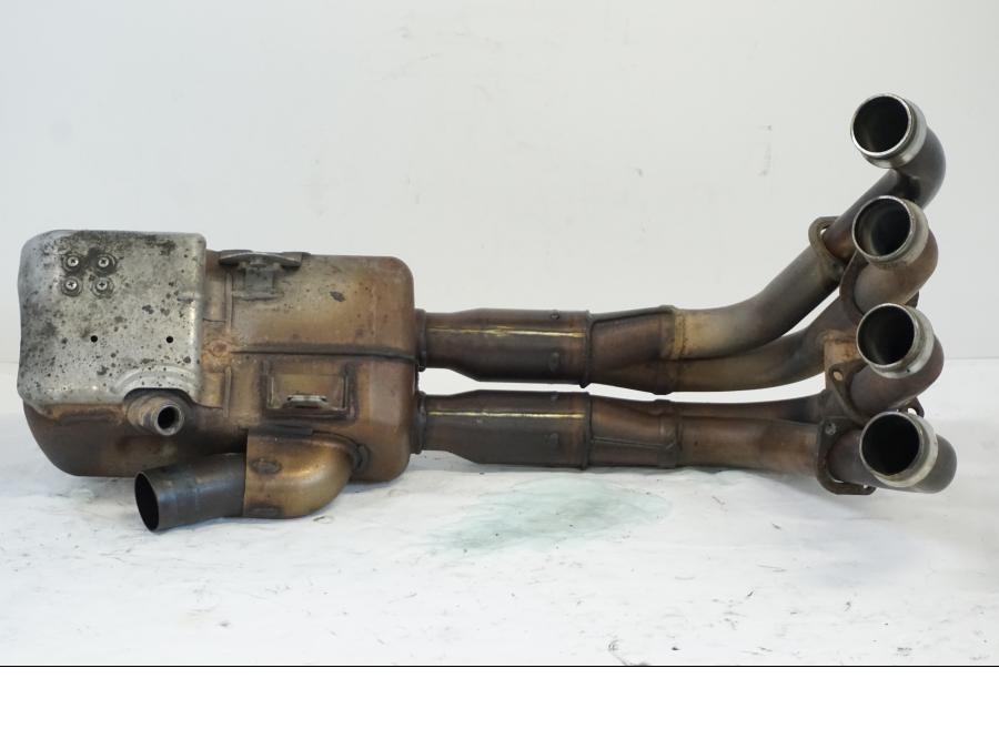 Snett nerifrån på Grenrör från en Yamaha YZF R6 -2006 motorcykel.