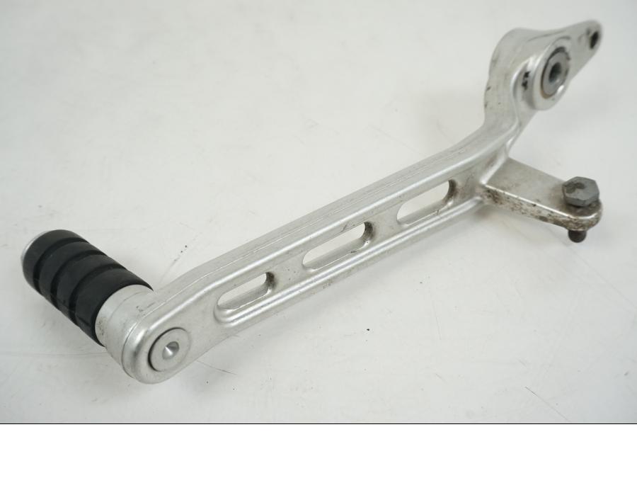 Snett uppifrån på Bromspedal från en BMW F 650 CS -2002 motorcykel.