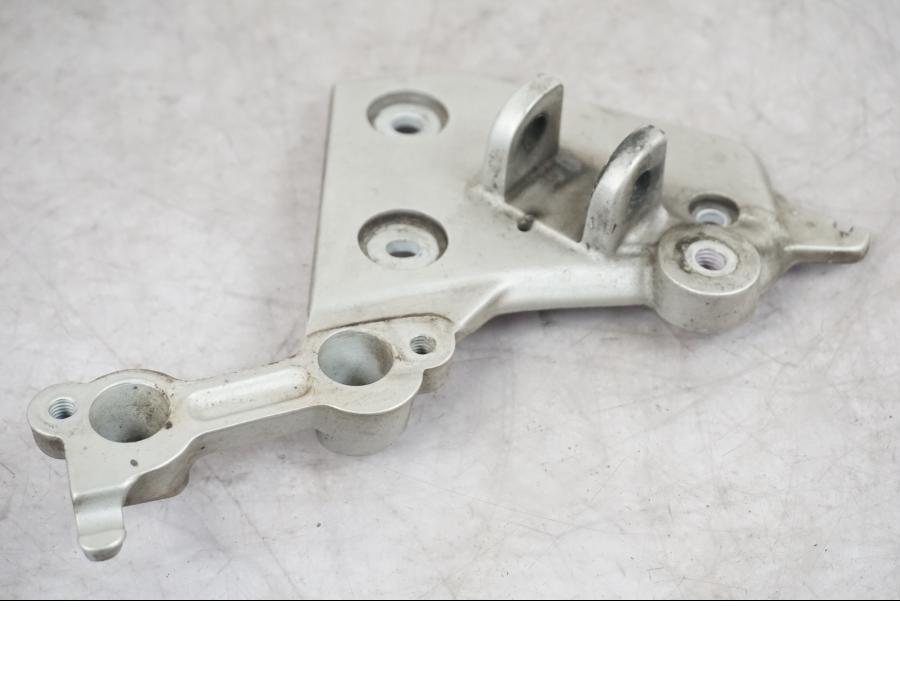 Baksidan på Fotpinnefäste från en Triumph Tiger -2009 motorcykel.