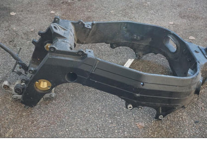 Snett nerifrån på <p>KLAR Denna ram är kryssad och säljs utan papper ramnumret är överstruket och får ej användes i trafik. Ramen får brukas till på privat väg samt viss bankörning (läs på regler inför bankörning) ramar som säljs utan papper brukas säljas för byggnationer som ej ska brukas på vägar.</p>

<p>Med stötdämparlänkage och sidostöd.</p> motorcykel.