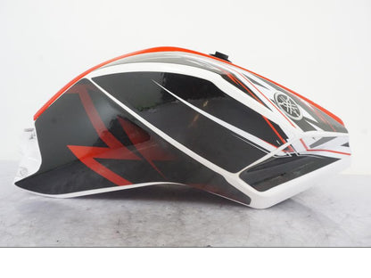 Baksidan på Bensintankskåpa från en Yamaha YZF-R 125 -2008 motorcykel.