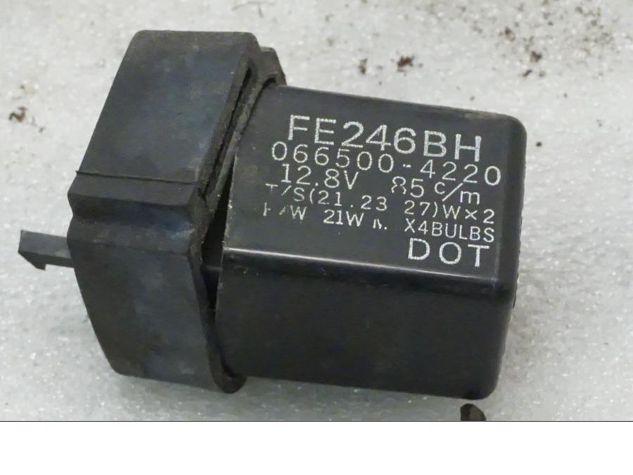 Framsidan på Blinkersrelä från en Yamaha XVS 650 -1999 motorcykel.