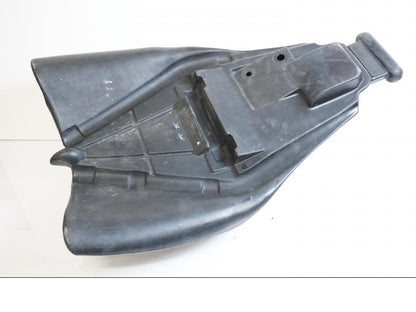 Snett nerifrån på Bensintank från en Buell X1 Lightning -2002 motorcykel.