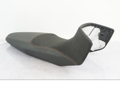 Snett nerifrån på Sadel från en KTM 1290 Super Adventure R -2018 motorcykel.