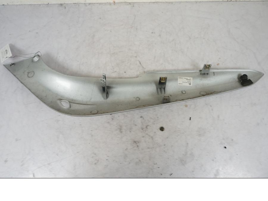 Snett nerifrån på Sidopanel från en BMW R 850 R -2004 motorcykel.