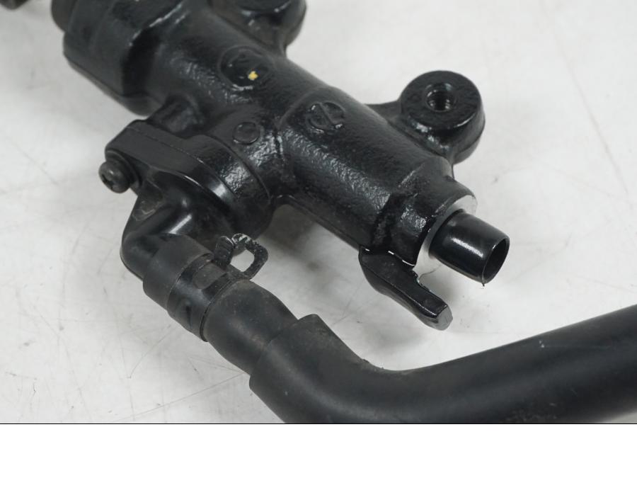 Höger sida på Bromshuvudcylinder från en Honda CB 650 F Hornet -2017 motorcykel.